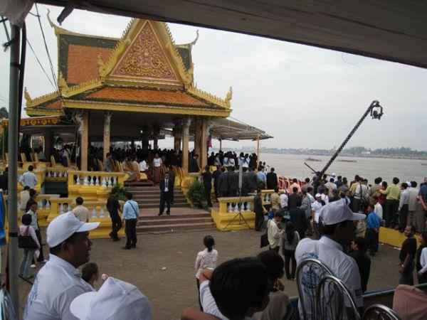 Fête des eaux au Cambodge arrivée du Roi