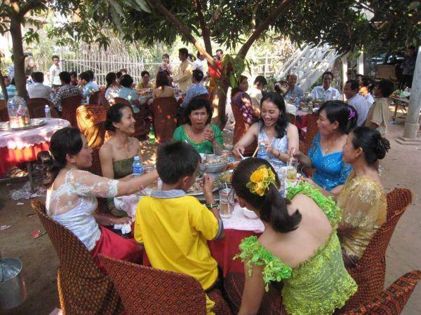 Participer à un mariage khmer hors des sentiers battus en campagne